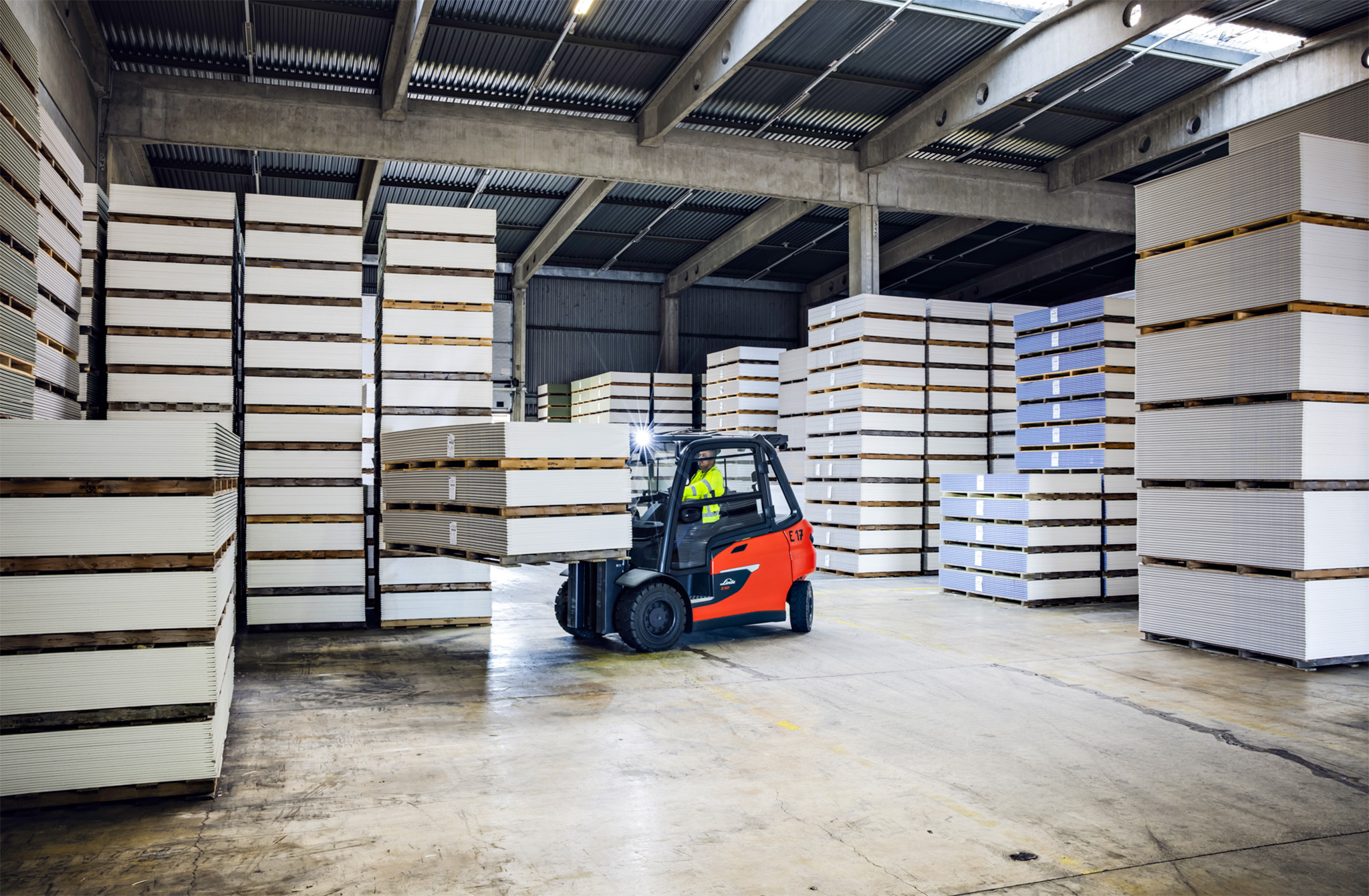 E-Gabelstapler beim lagern von Gipskartonplatten